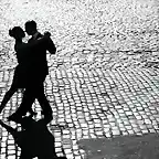 cuadro-vintage-fotografia-blanco_y_negro-impreso_en_lienzo-danza-bailarines-tango-baile-adoquines-urbano
