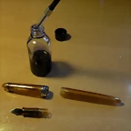 caja plumas y bote cristal tinta 018