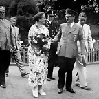 Hitler hablando con Winifred Wagner