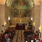 esperando en la iglesia