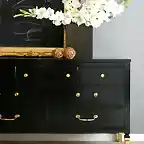 mueble-pintado-de-negro-1