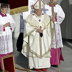 benedicto xvi con fanon y palio