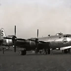 5-B-29 superfortaleza , after and emergency landing on Akyab Island. Burma.1945.