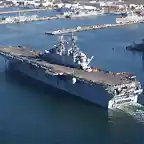 Marineros en la cubierta del USS Bonhomme Richard (LHD_6) buque de asalto anfbio