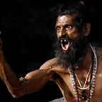 Un sadhu enojado gritando a los peregrinos por no darle suficsgar