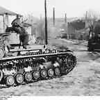 Bundesarchiv_Bild_101III-Zschaeckel-189-13,_Russland,_Charkow,_Waffen-SS_mit_Panzer_IV