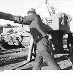 Bundesarchiv_Bild_101I-022-2923-06A,_Russland,_Reparatur_Panzer_VI_'Tiger_I'