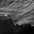 Fuego antiareo japons sobre el aerodromo de Yontan en Okinawa. En la oscuridad se aprecian Corsair de los Hell's Belles. Ao 1945
