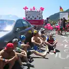 en el Alpe D'huez,esperando por los ciclistas.Ese da estabamos a 40 grados