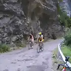 Pedaleando por el caon de Aisclo en el ascenso a Fanlo