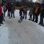 JUGANDO EN UNA PISTA DE HIELO