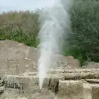 Y de repente escupe la tierra