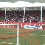 tribuna con el trapo de zona hincha