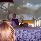 pasajero se sube en el bus de montijo