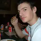 Sammy (CARPE) Comiendo con los palillos de GEVON xD