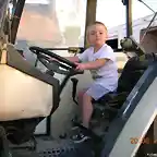 Santi en el tractor del abuelo