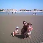 En la playa con su papi