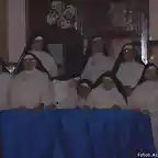 Monjas esperan a la Virgen