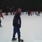 Carlos intentando patinar