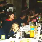 En plena faena, cenando como es debido