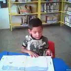 mi hijo en la biblioteca