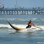 HOMBRE CON SU CABALLITO DE TOTORA EN LA PLAYA HUANCHACO