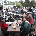 comiendo en la fiesta prov. del chivito