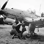 Ju87_B-1_53_mechanics_using_a_hand_crank_to_start_the_engine