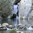 Cascada y lago cueva de Gato