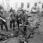 Soldados de las SS con Panzerfaust contemplando las armas capturadas a los hngaros en el castillo de Buda