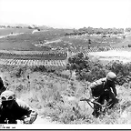 paracaigudistes alemanys aterren a Creta i immediatament s'involucren en una batalla contra les forces aliades numricament superiors