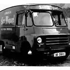 Vista lateral furgonera SAVA J4 para cerveza San Miguel. Burgos 1965.