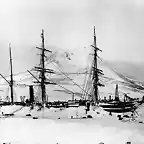 Discovery en invernada con el volcan Erebus de fondo