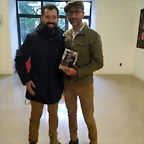 posando con libro