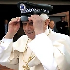 con la gorra de los policias