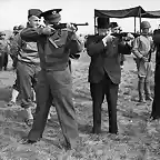 General Eisenhower, primer ministro ingls Churchill i general Omar Bradley probando una carabina M-1. 15 de Mayo de 1944 en Inglaterra