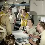 Pilotos del USS Yorktown explicando la accin del bombardeo en la isla Wake. Octubre 1943