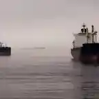 barcos en la niebla en el estrecho de gibraltar