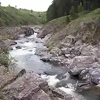 ARROYO CON MUCHAS PIEDRAS