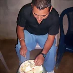 Daniel comiendo un poco (mi broter)