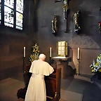 Papa Emerito Benedicto XVI-rezando