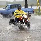 Moto_bajo_lluvia_1