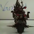 frontal del señor del caos en moto
