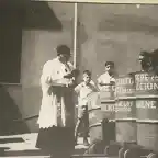 El cura parroco de la Iglesia Catedral de Alajuela  Pbro. Clodoveo Hidalgo alla por el a?o de 1955 cuando bendecia los esta?ones que usaban los barrenderos de calles de la muncipalidad de Alajuela