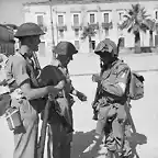 Hombres del  6th Durham Light Infantry hablando con un paracaidista americano en Avola, 11 Julio 1943.