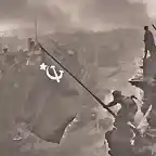 Momento en que un soldado sovitico cuelga la bandera de la URSS en el Reichstag alemn.