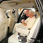 BENEDICTO XVI CON SU GATO CAMINO DE CASTELGONDOLFO