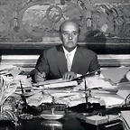 FRANCO EN SU DESPACHO CON PAPELES