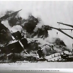 El USS Arizona ardiendo.