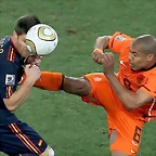 Xabi Alonso recibe una dura entrada de De Jong